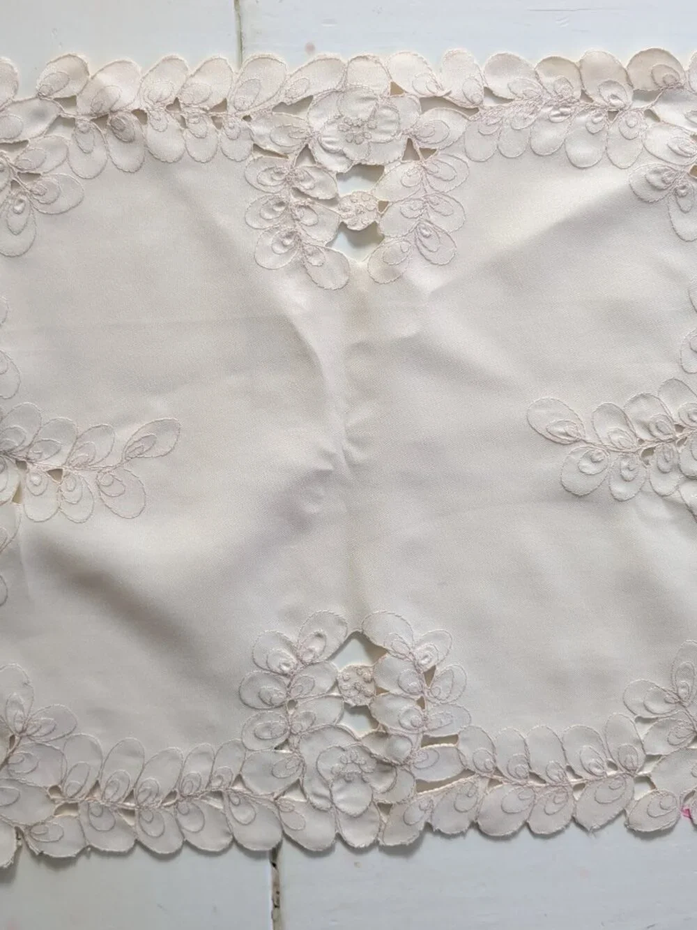 VTG Set 4 Satin Silk Cutwork Embroidered Placemats Lace Floral Scalloped 19x13